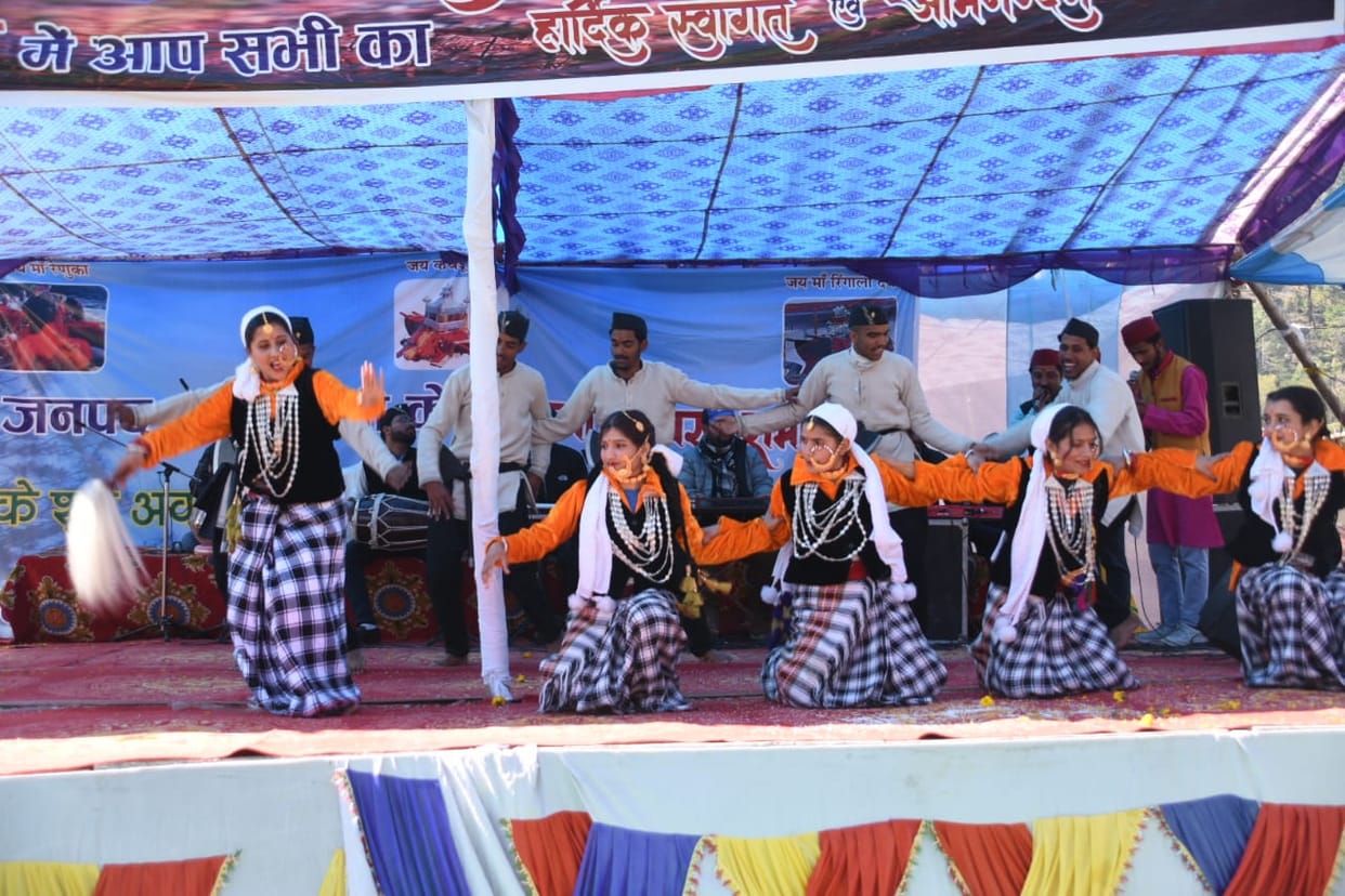 Sensation group spread colors of folk culture on the last day of the fair