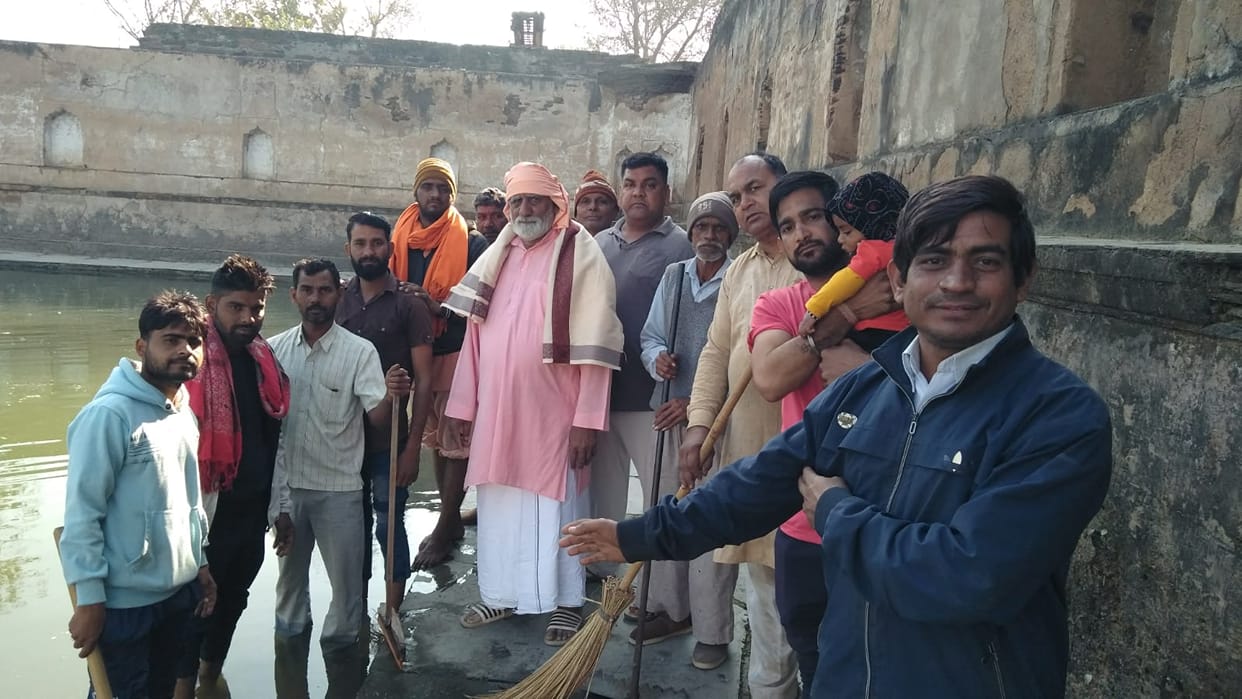 Youth removed garbage from the pond by donating labor