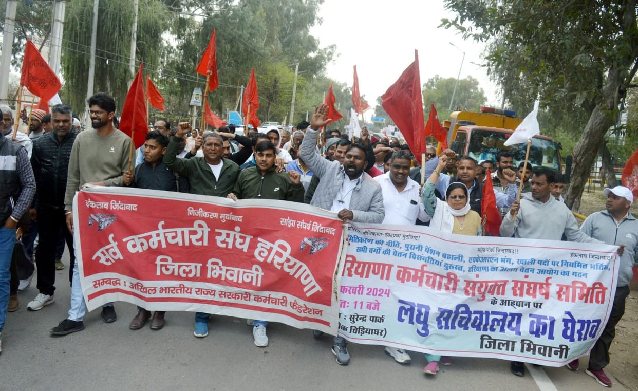 Employees took to the streets regarding pending demands, camped at the Mini Secretariat gate for two hours