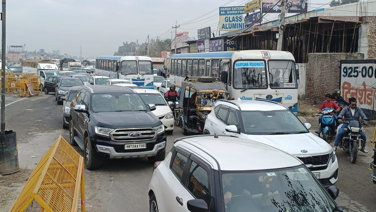 Lane opened on Kundli border, buses getting stuck in jam, passengers worried