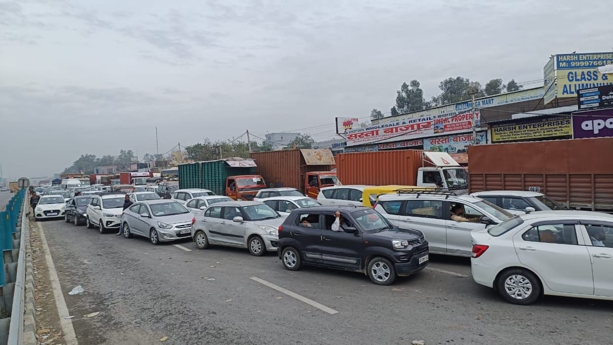 Vehicles crawling on Kundli-Singhu border, causing traffic jam