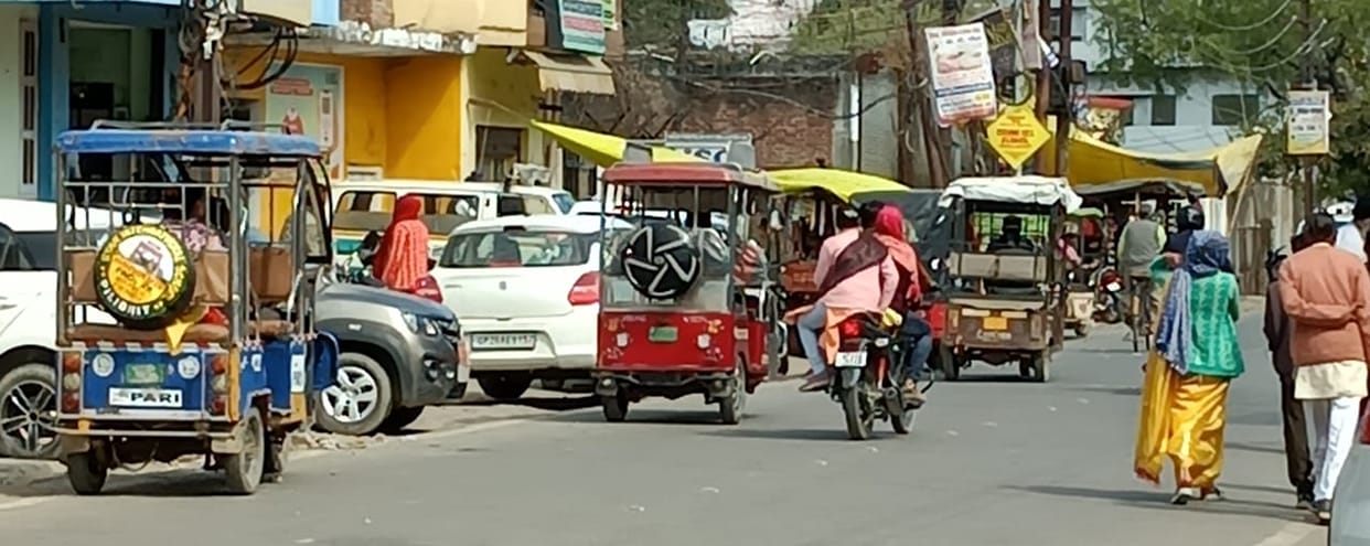 The route of e-rickshaws could not be decided, there is jam every day