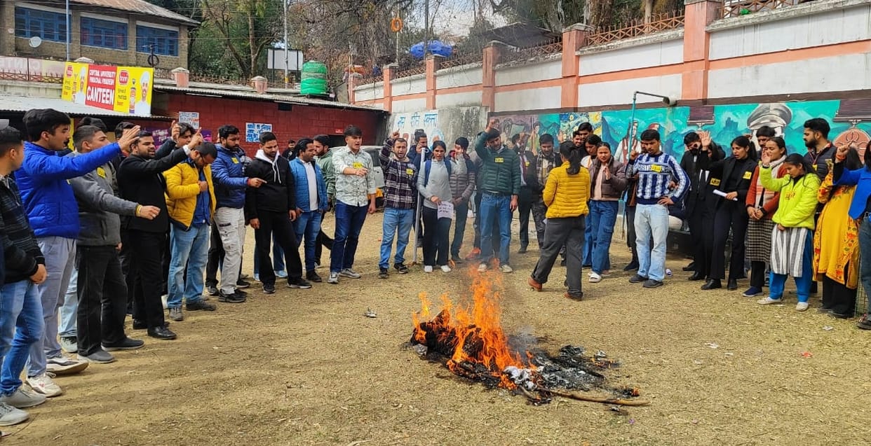 ABVP protest against atrocities against women, burnt effigy of Mamata government