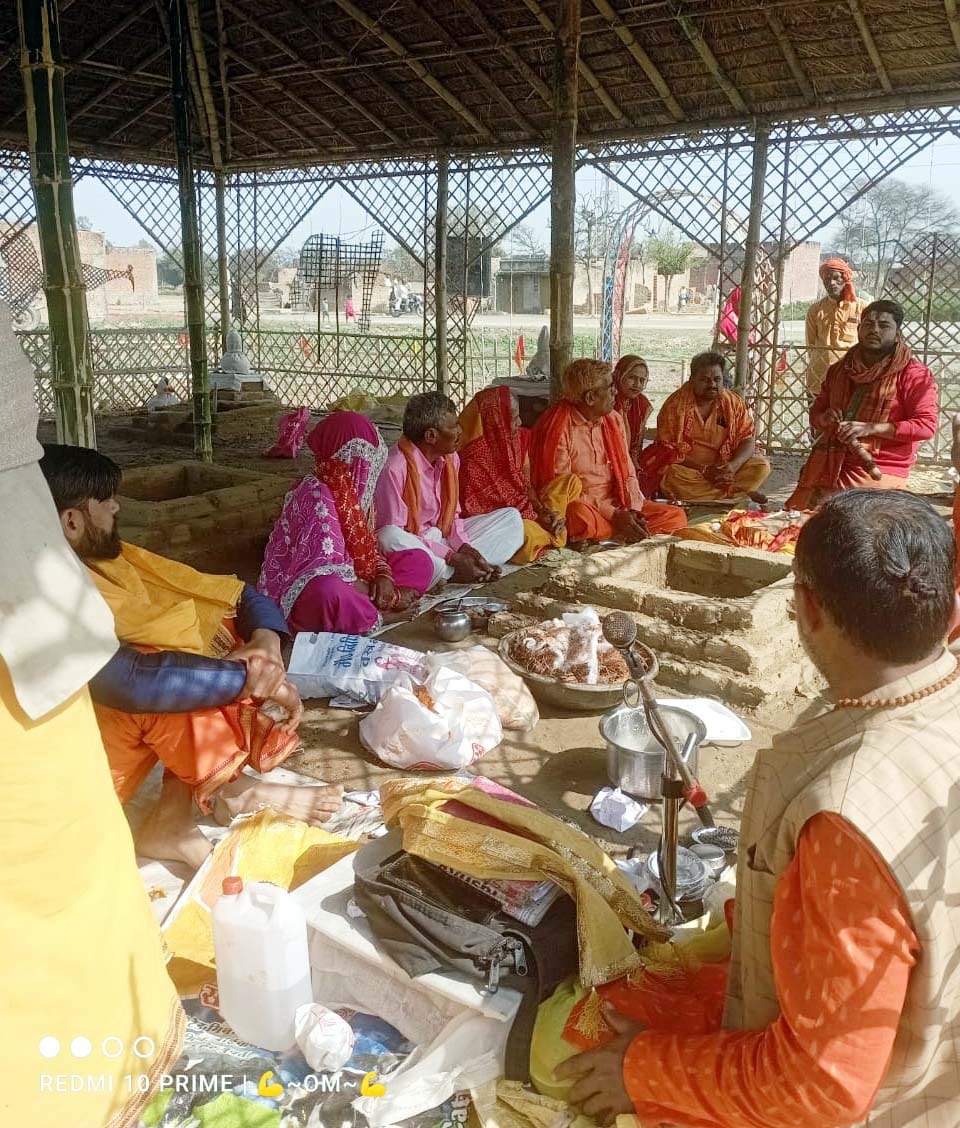 Devotees made sacrifices in Shri Lakshmi Narayan Dhan Varsha Mahayagya.