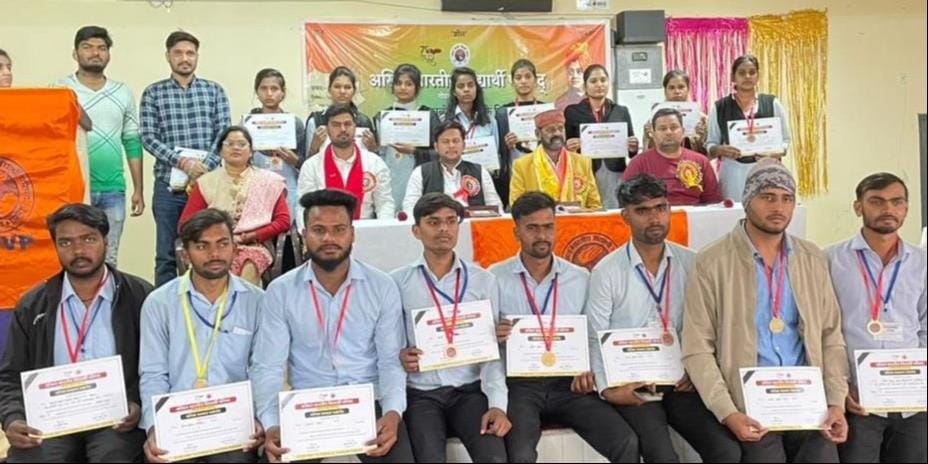 Meritorious people with excellent performance were honored