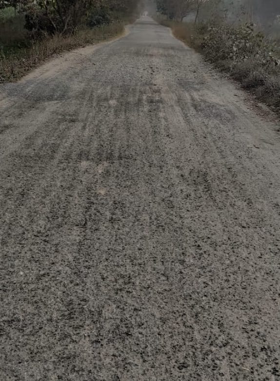 Pedestrians are getting shocks on the cracked canal track.