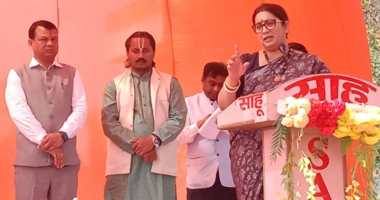 Naamdars only loot and workers serve: Smriti
