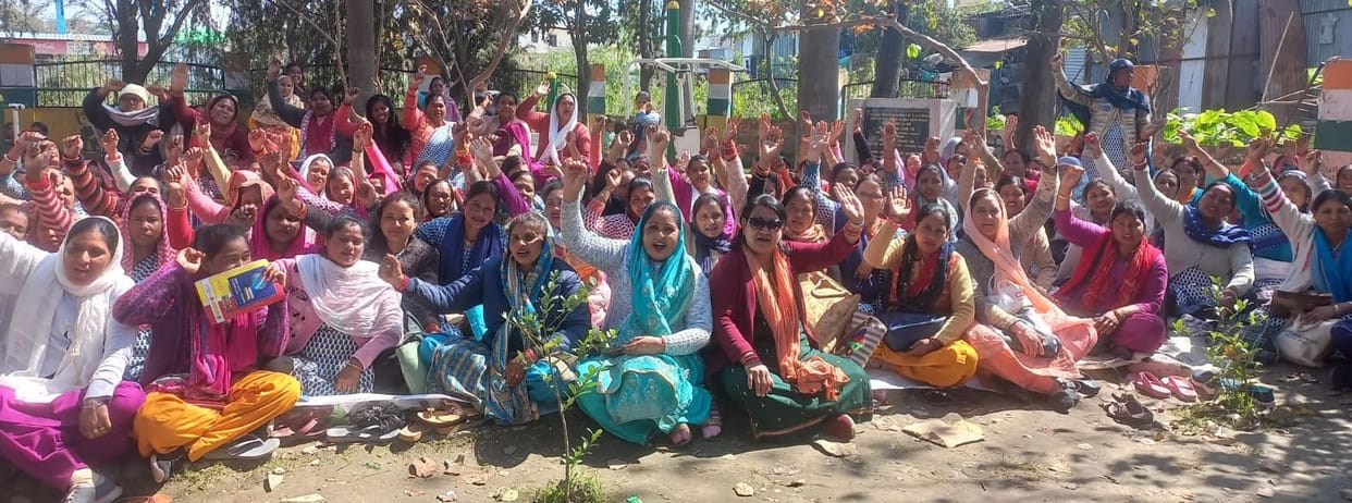 Anganwadi workers raised slogans against the minister