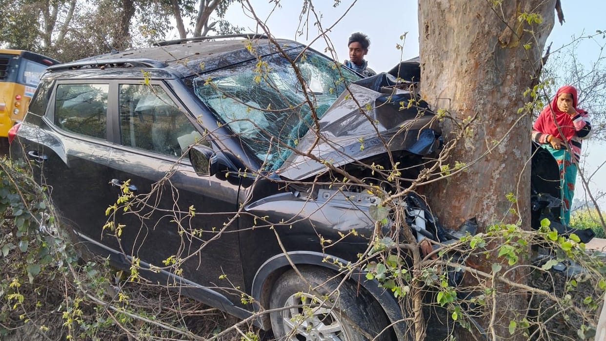 Wedding party's car collides with a tree, three killed