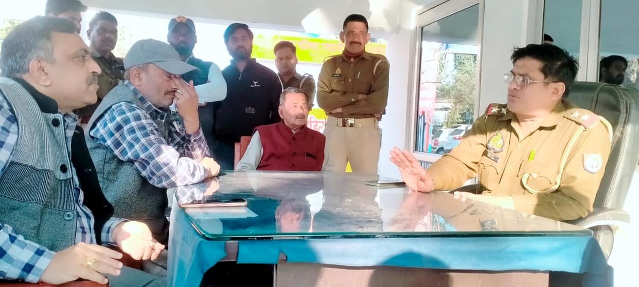 Threatened Saraf by posing as ACP, deceived the police and got the money transferred
