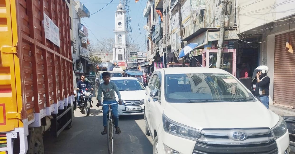 Shops opened on the day of closure, crowd increased in Budh Bazar and vehicles got stuck on station road.