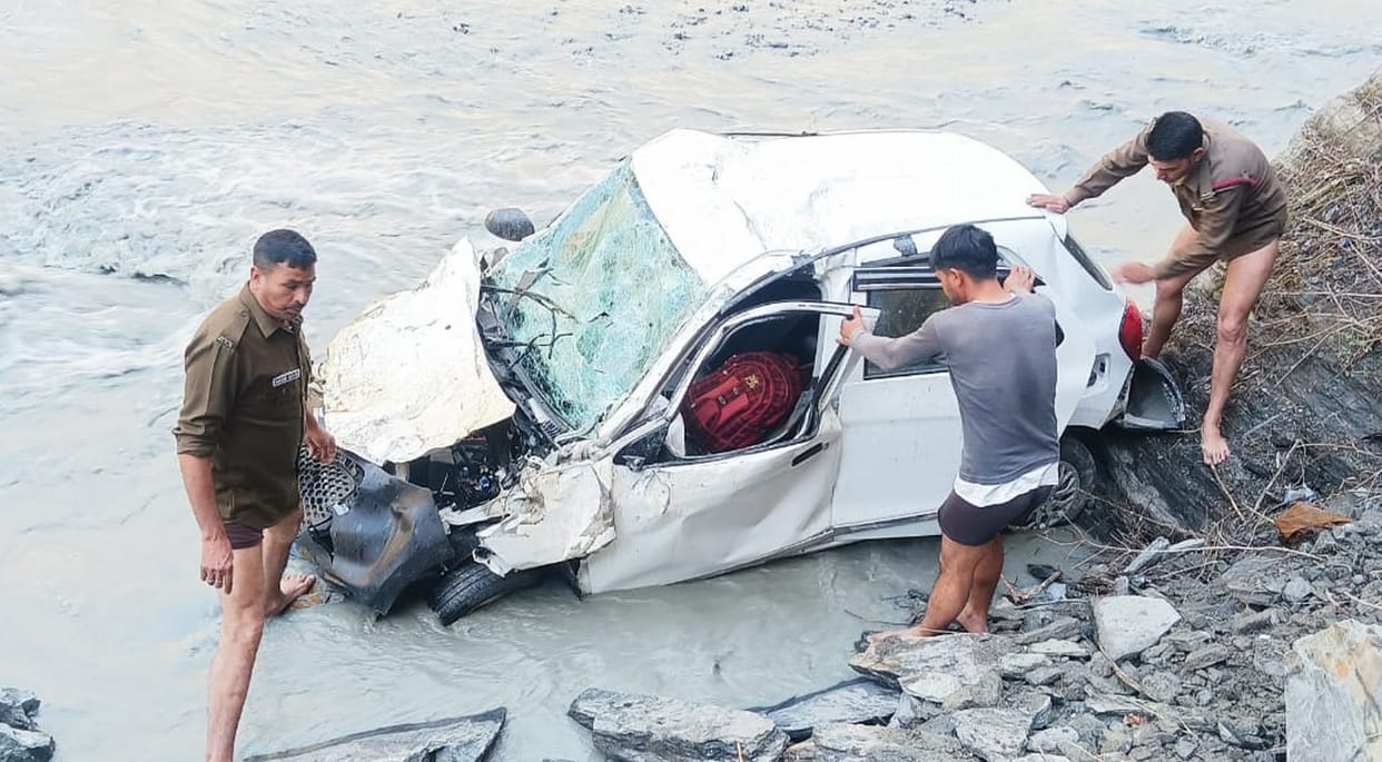 Alto car fell into a deep ditch, two people died