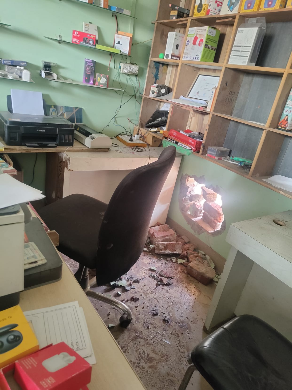 Goods worth lakhs stolen from public service centre