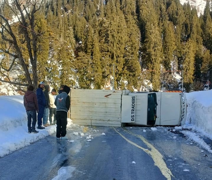 Vehicle skids in black ice near Atal Tunnel