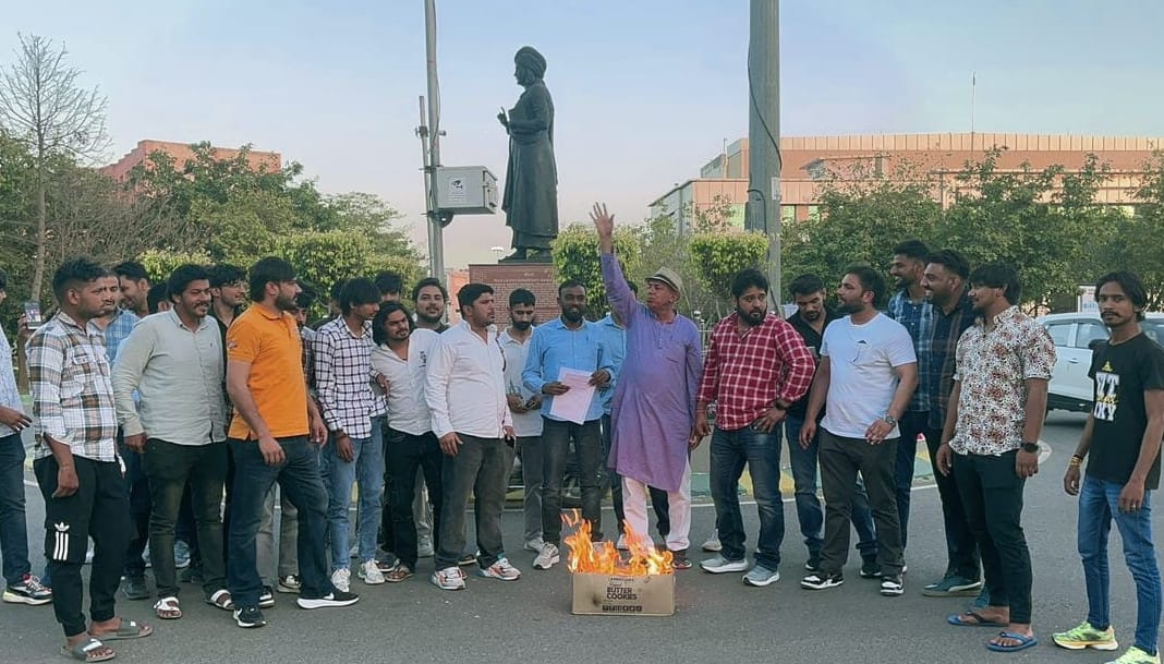 Student organizations burn copies of Election Commissioner's appointment letter