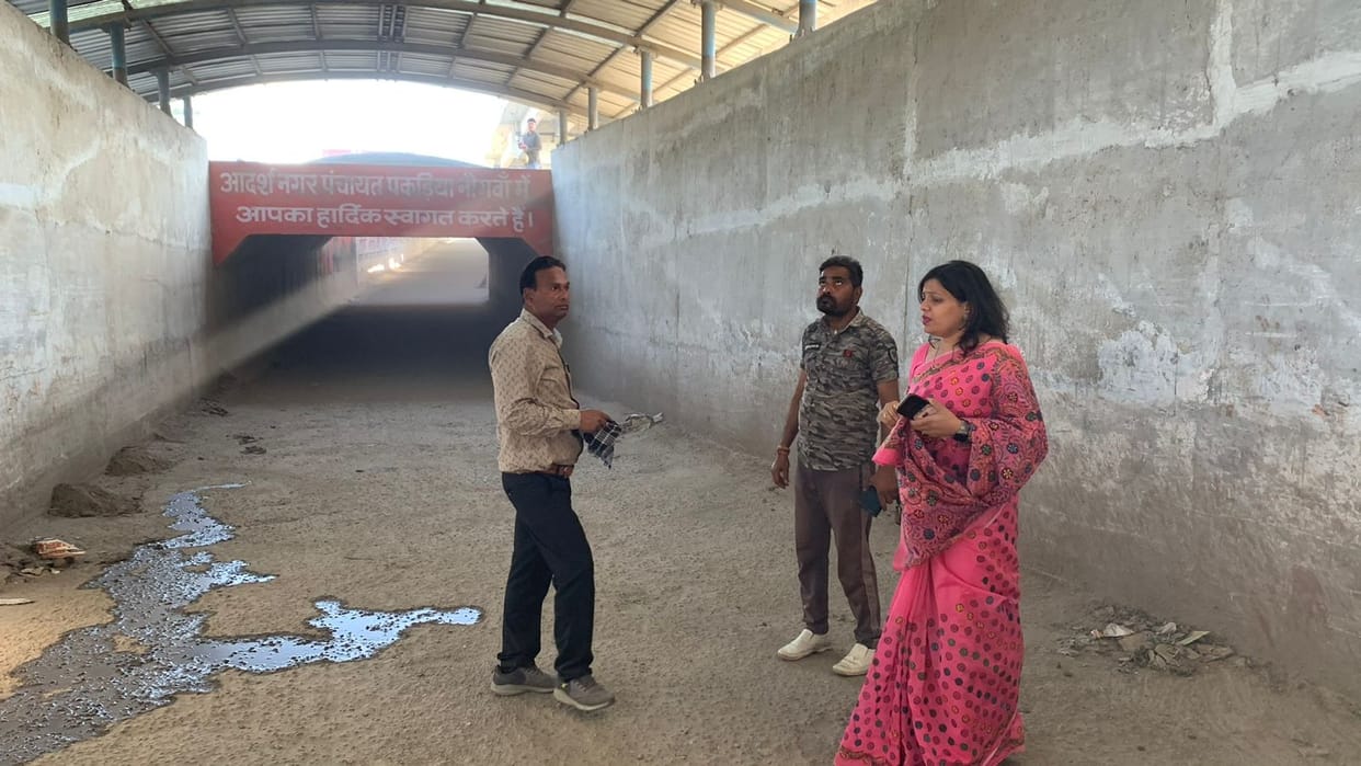 Wall painting started after cleaning in underpass