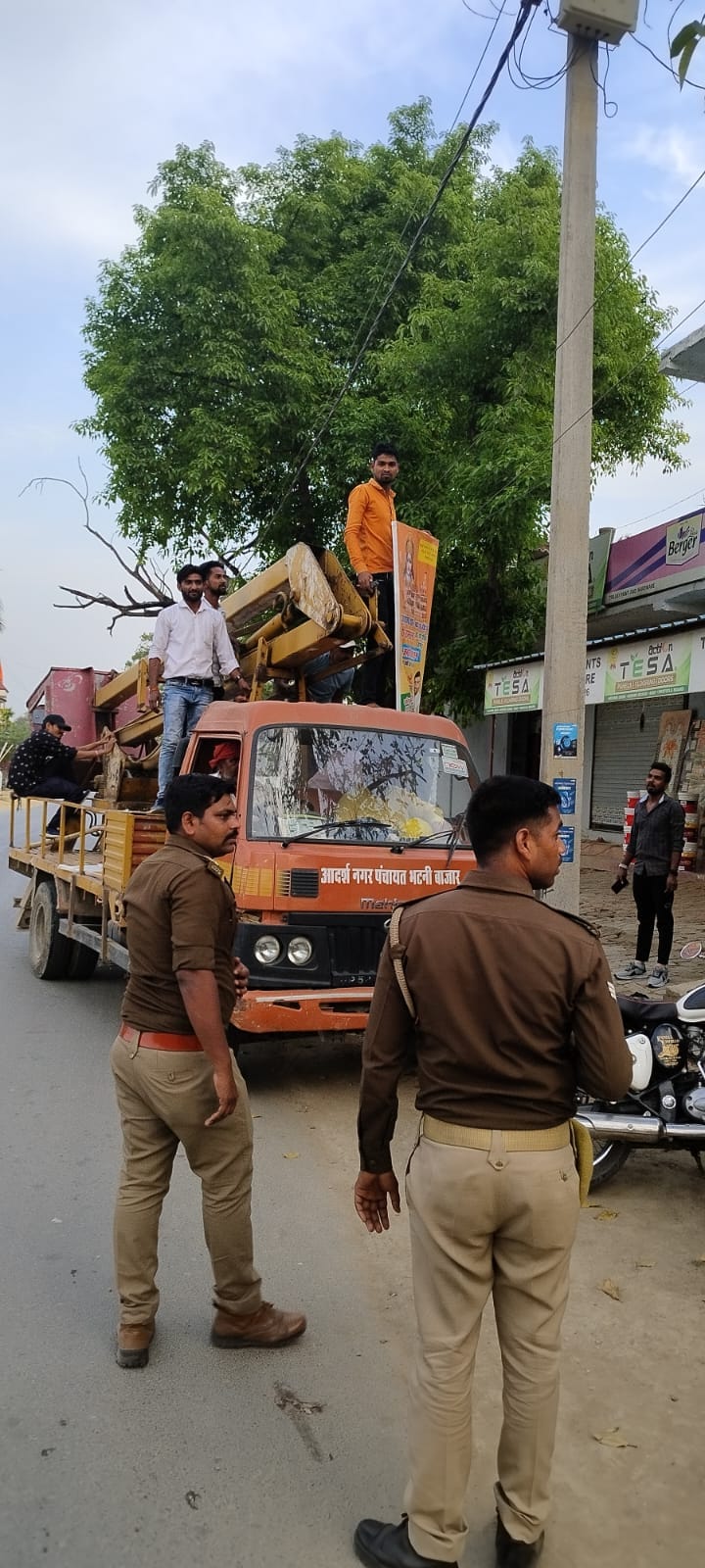 Holding and poster removed as soon as election bugle sounded