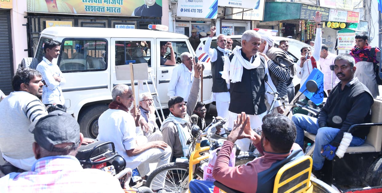 Disabled people demonstrated at the residence of former minister Dr. Gupta