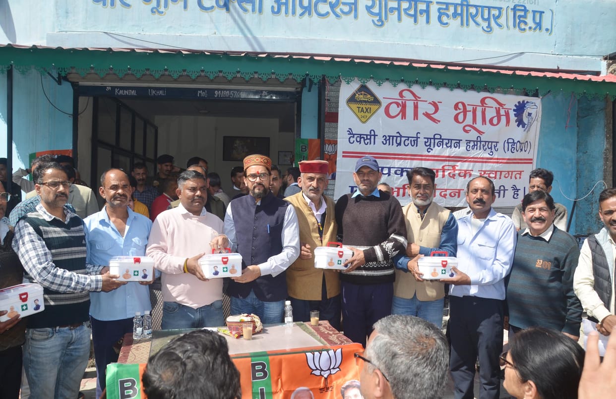 Union Minister distributed first aid kit to taxi union members