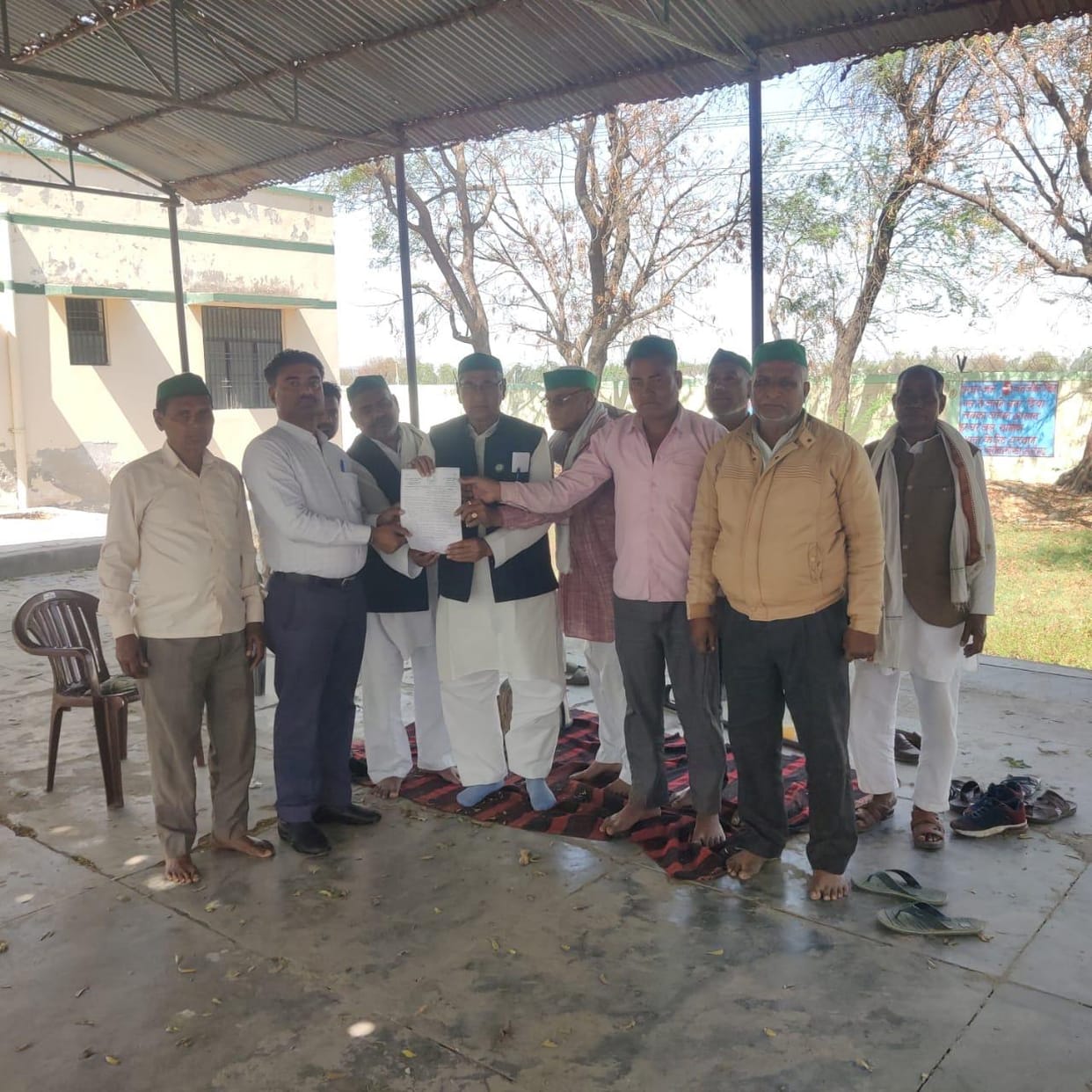 BKU Harpal group workers staged a protest and submitted a memorandum.