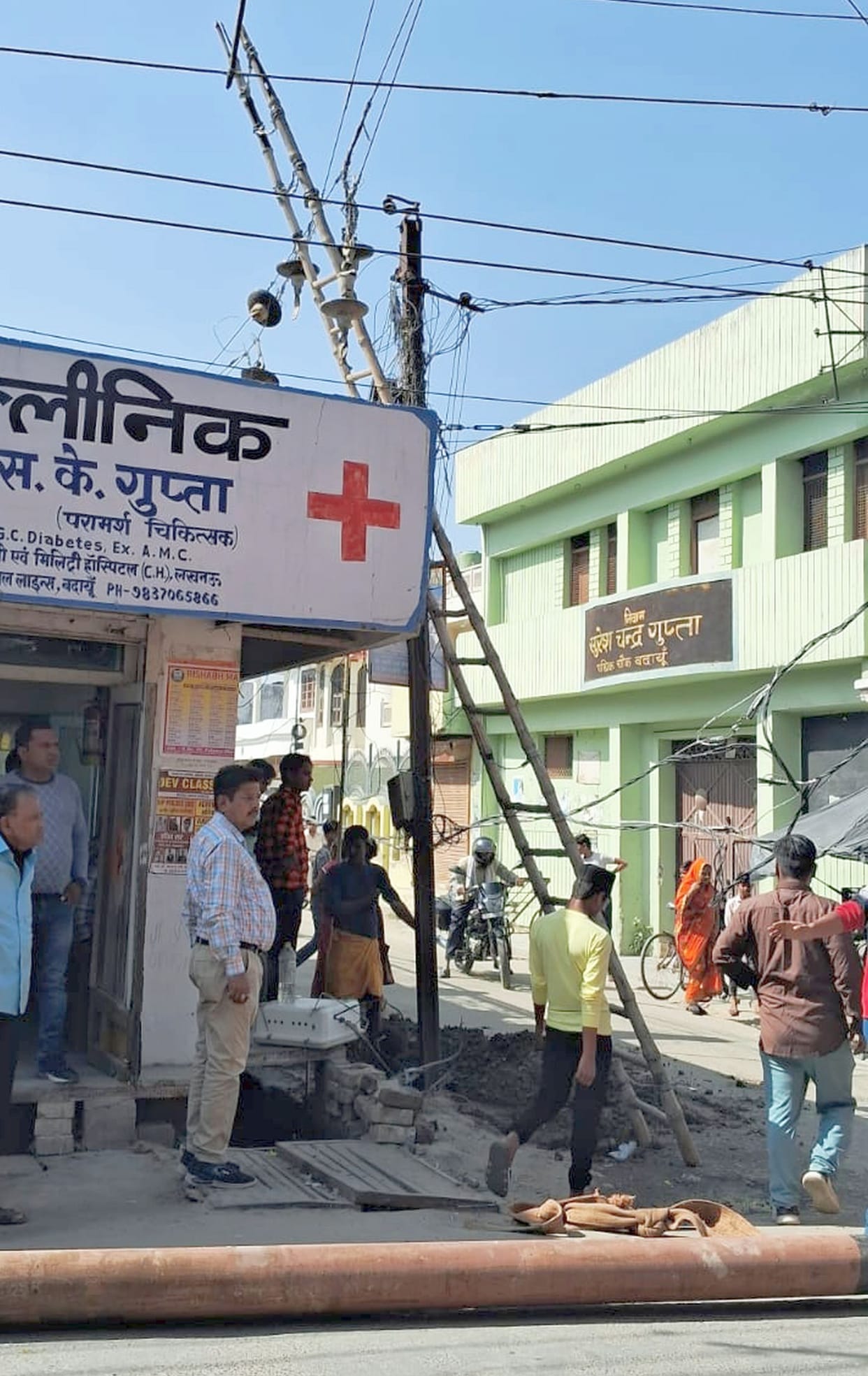 Pillar broken due to tractor-trolley collision at Pathik Chowk, supply to 500 houses halted