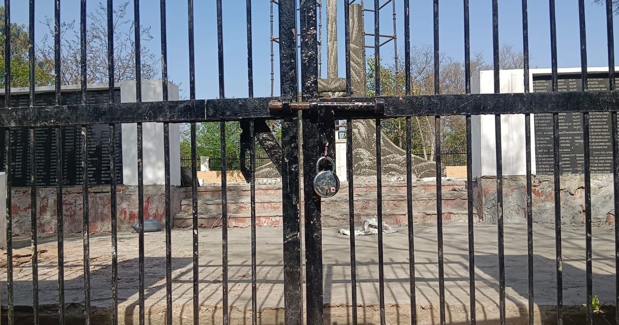 Ex-servicemen lock the main gate of martyr memorial