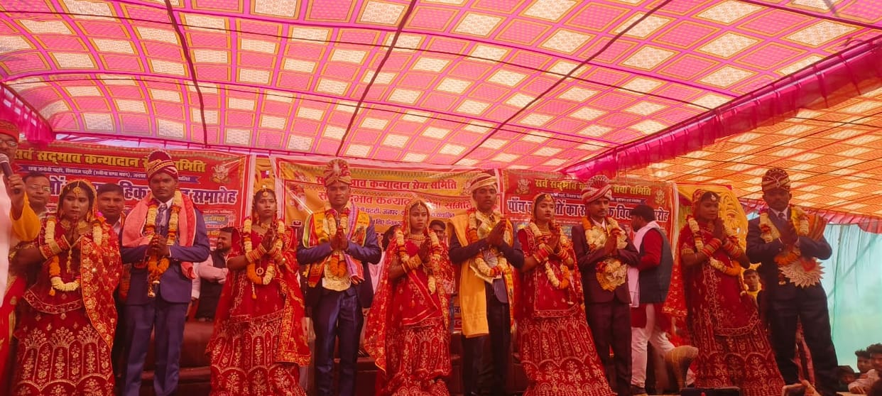 Five couples married each other amid Vedic chanting