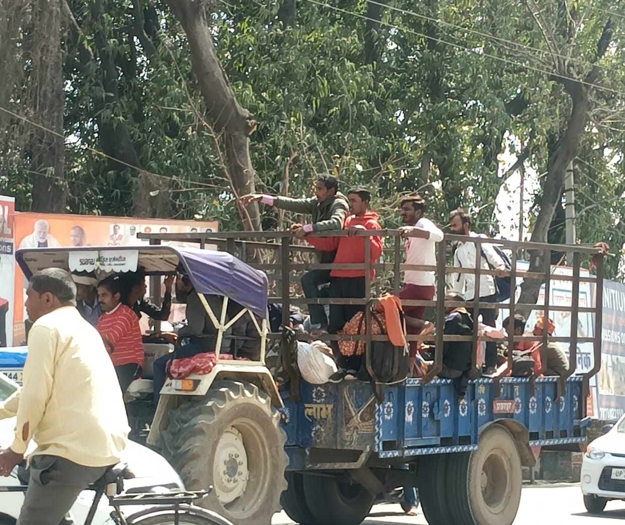 Danger of traveling on tractor-trolleys has not stopped, those responsible are unaware