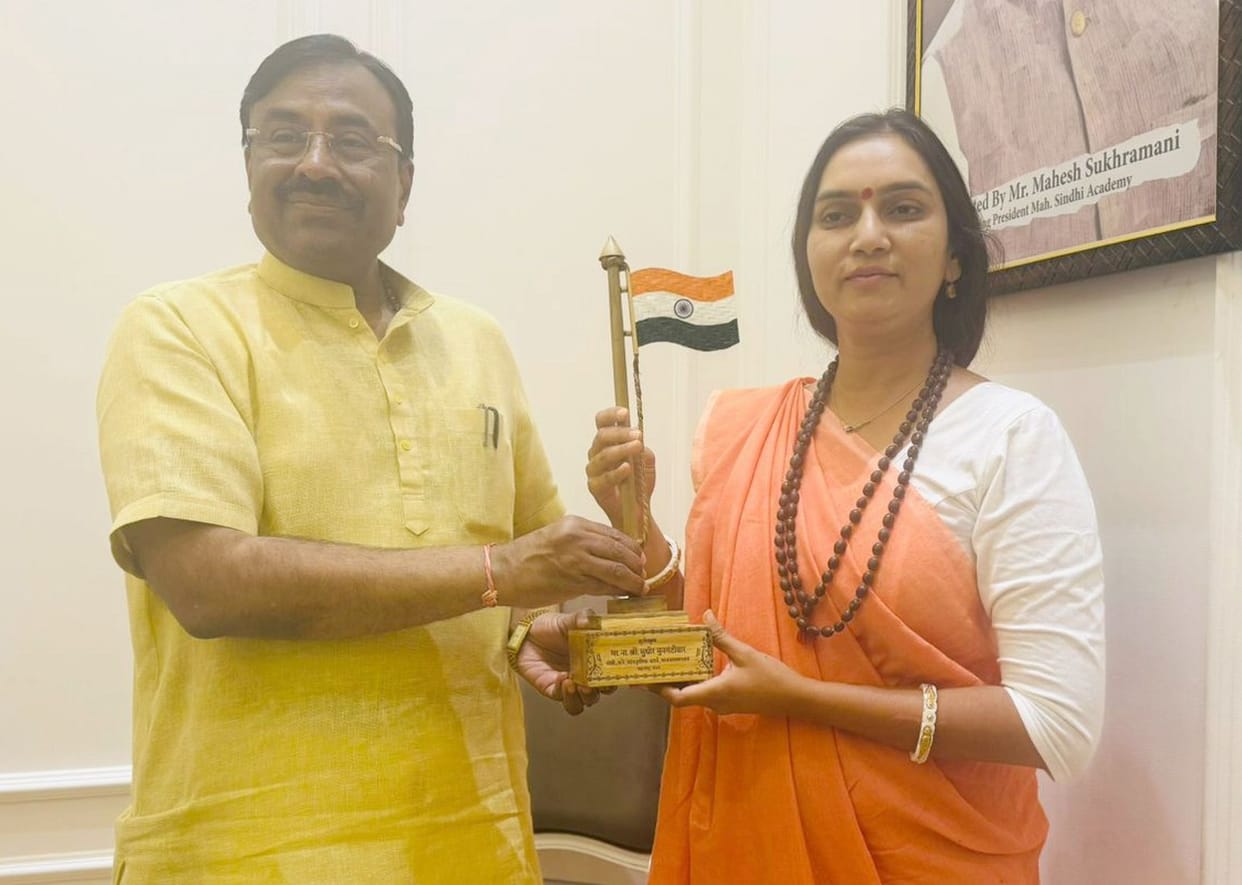 Maharashtra minister honored Shipra Pathak