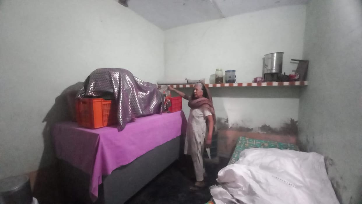 Thefts are not stopping in Kalanwali, theft in the house situated in Peerkhana on Saturday night.