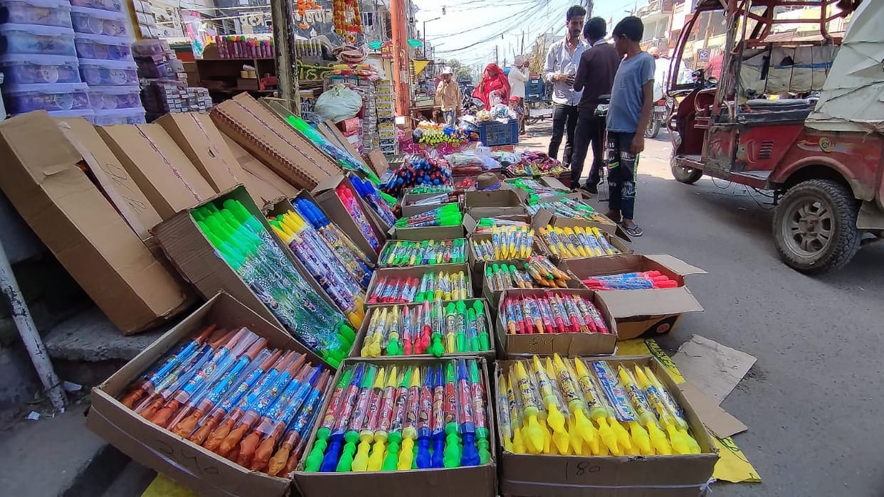 Holi: Shops decorated, demand for electric and hammer pichkari