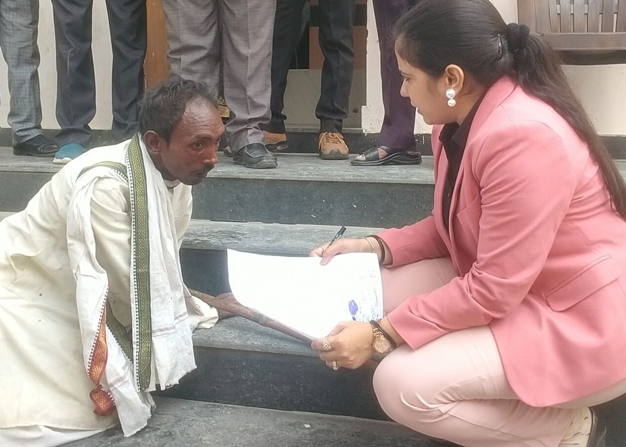 Sampurna Samadhan Diwas : SDM listened to the plight of the disabled while sitting on the steps of the tehsil.