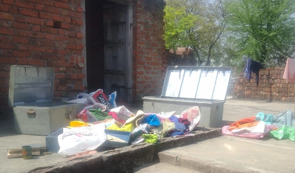 Thieves abscond with jewelery and cash worth lakhs from three houses