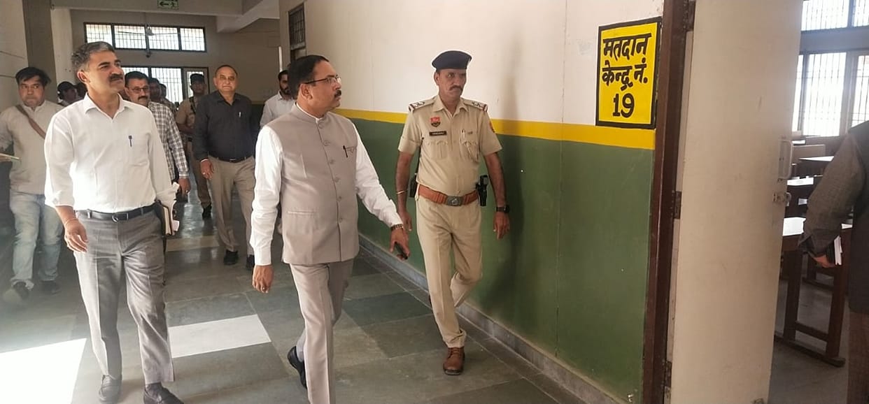 Deputy Commissioner inspected the polling booths of the district, ordered to remove publicity material from the district