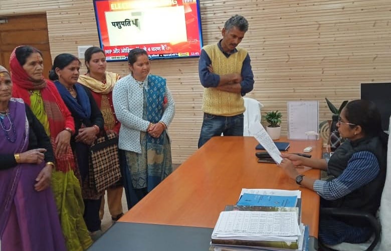 Villagers of Nainibhanar reached Collectorate to get the road constructed