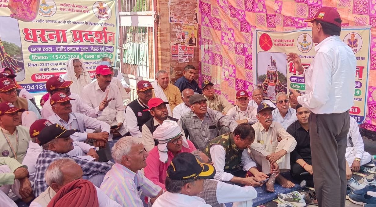 Former soldiers remained on strike at the Martyr Memorial for the third day