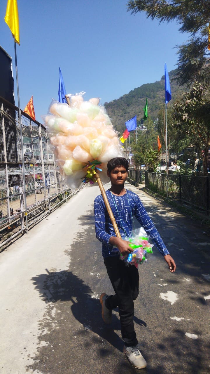 Despite the ban, cotton candy is being sold without fear in the Shivratri fair