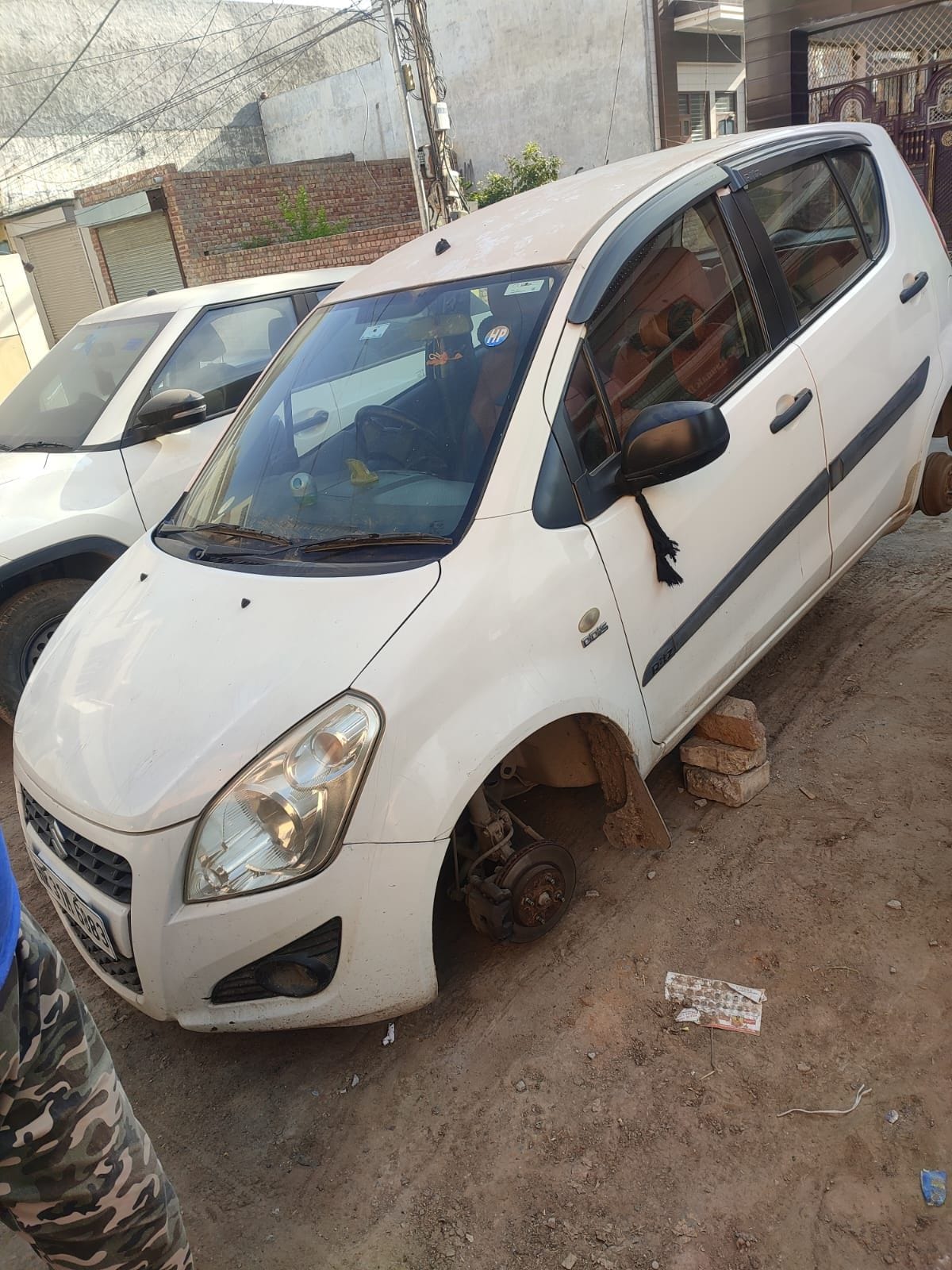 Thieves took away three tires of a car parked in the plot