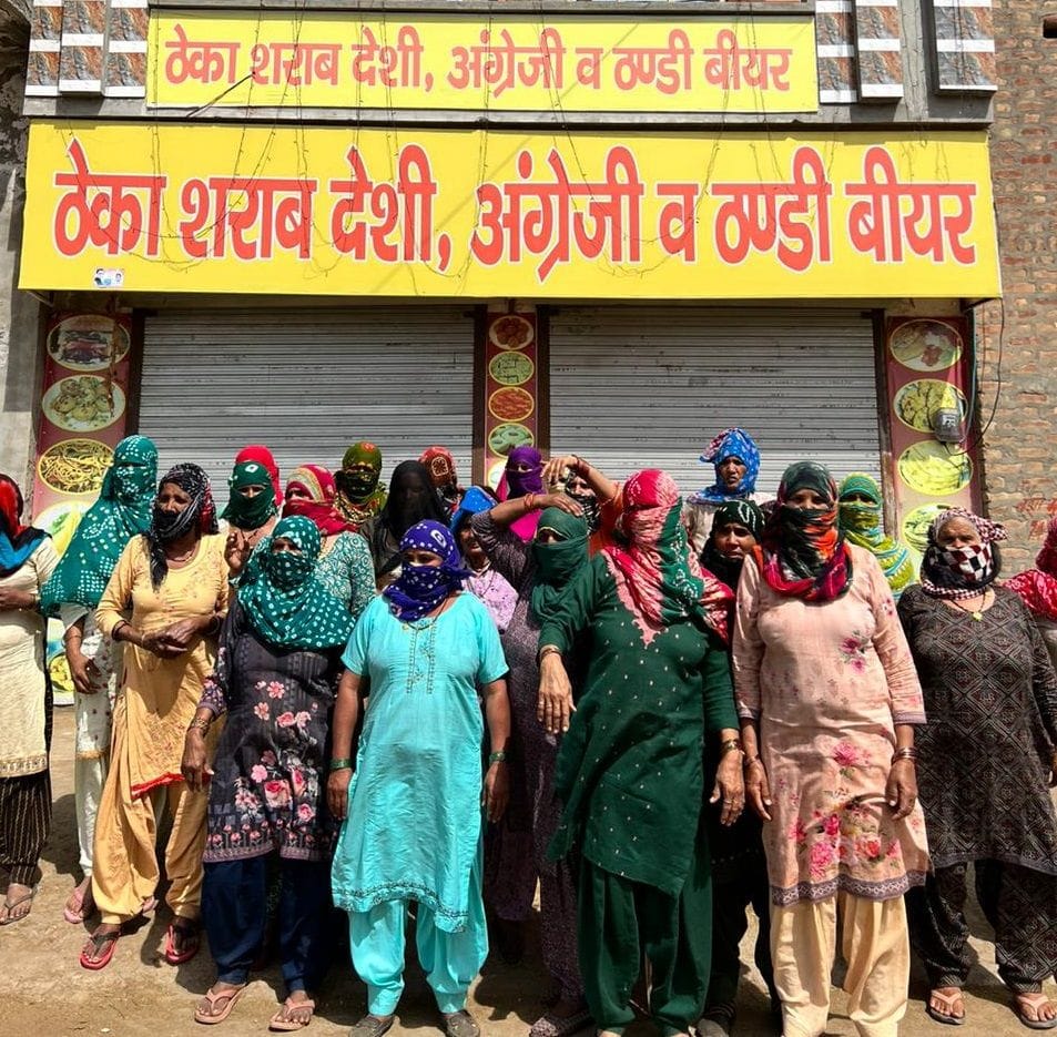 Women protest against open liquor vend in Danuda