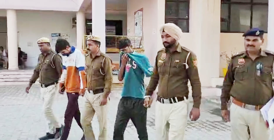 Two accused involved in 11 cases of bike theft, purse and mobile snatching arrested