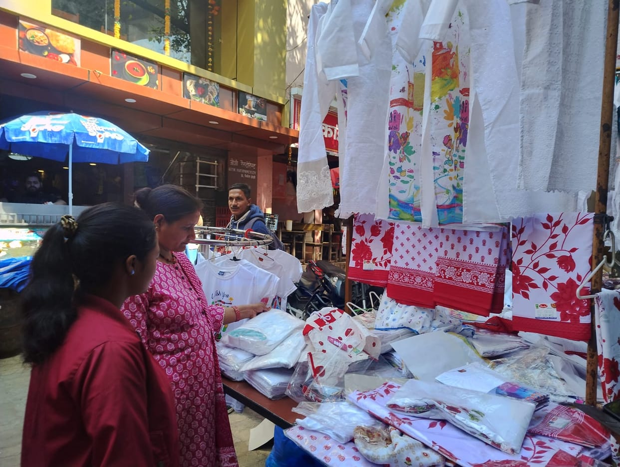 Dhoti-kurta is trending in this Holi at bageshwar market