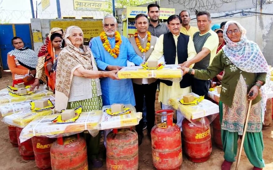 Gas connections given to eligible people of Ujjwala scheme