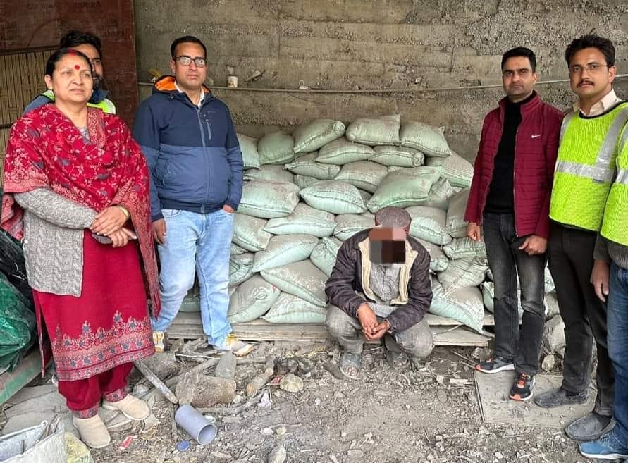 Vigilance team reached Panchayat Secretary's house, caught 98 bags of government cement
