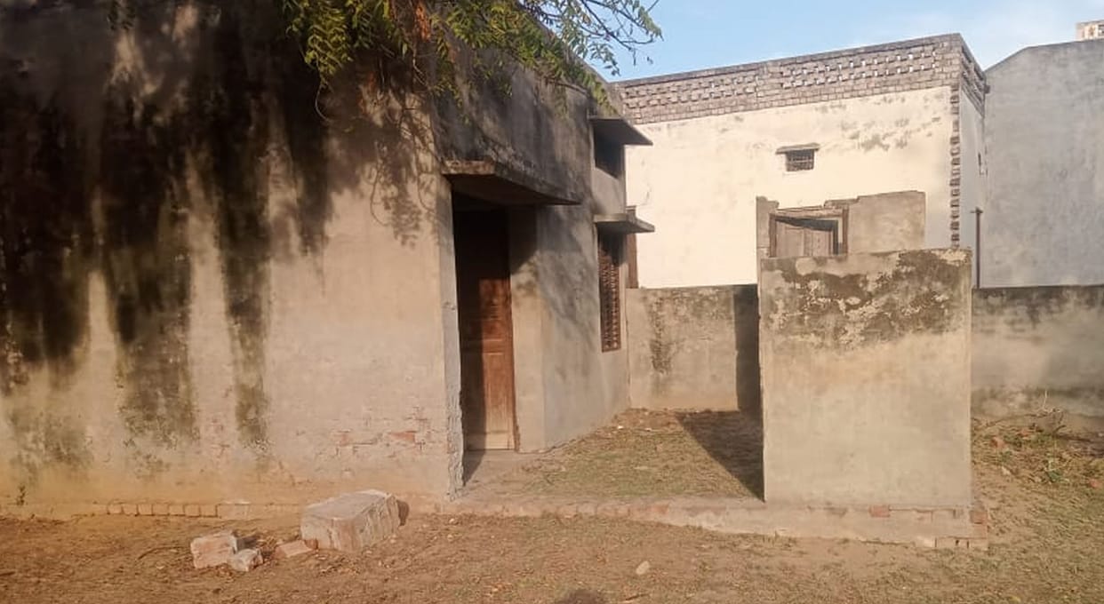 Veterinary hospital building in Jeetpura is dilapidated, facilities are secondary
