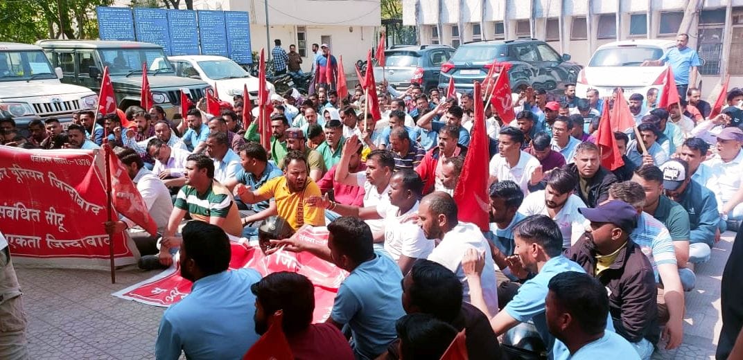 private company workers in baddi

raised slogans in the labor office