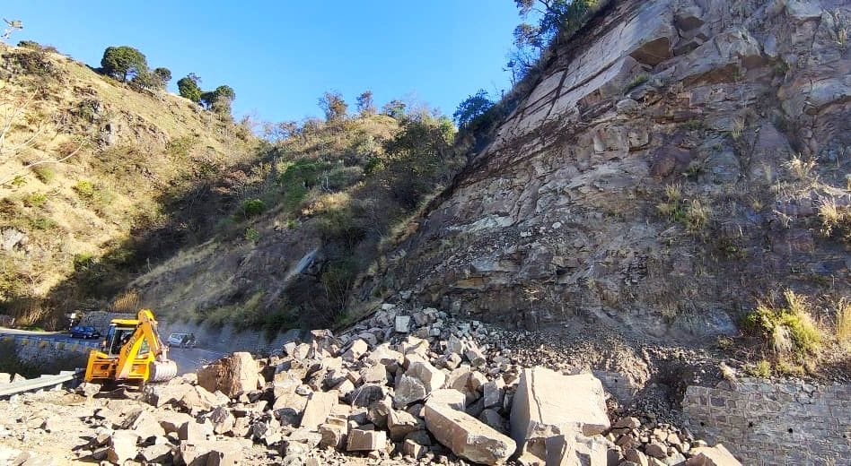 closed for five hours due to falling rocks

Raha Kumarhatti-Solan Bypass