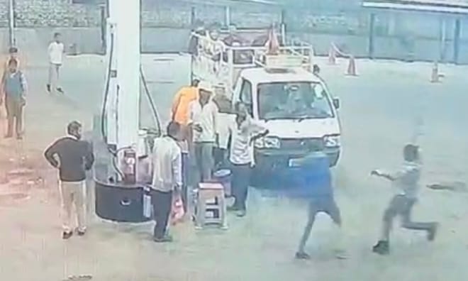 Hooliganism: Young man beats Vikram driver with belt and kicks at petrol pump