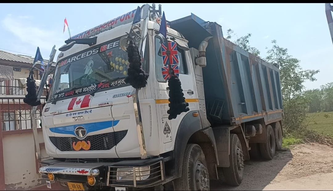 illegal mining in palli ravine

While doing poklane machine, tipper