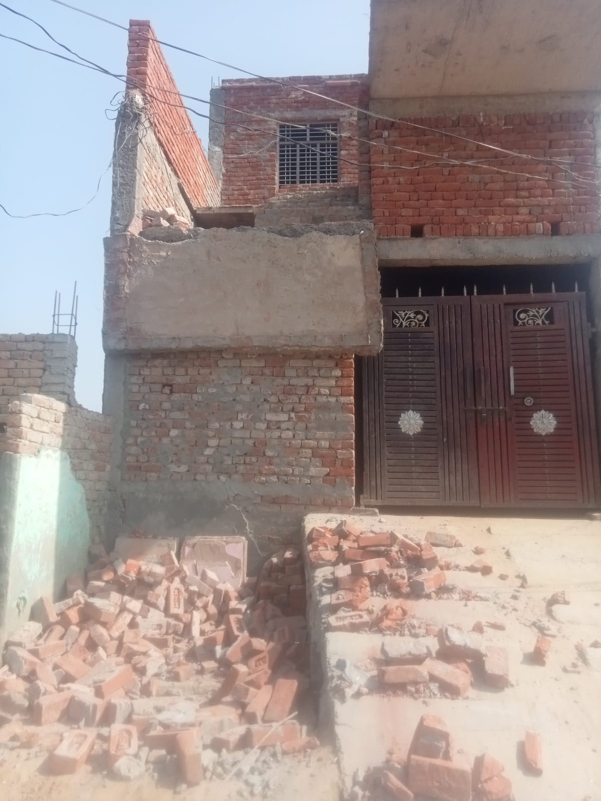 The balcony of the house fell, an accident was avoided