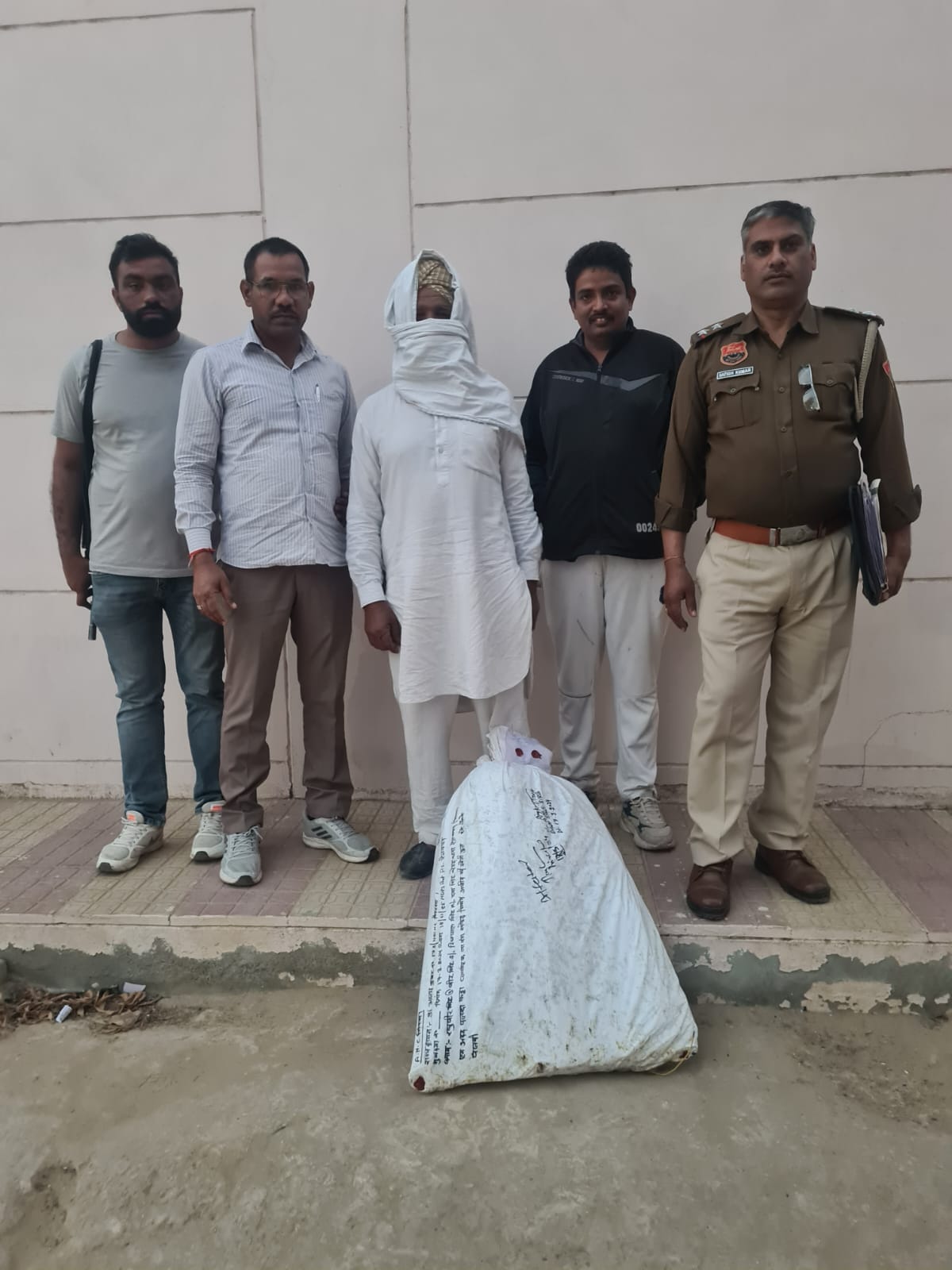 Ellenabad: Opium plants grown among flower plants in the house, police caught the accused.